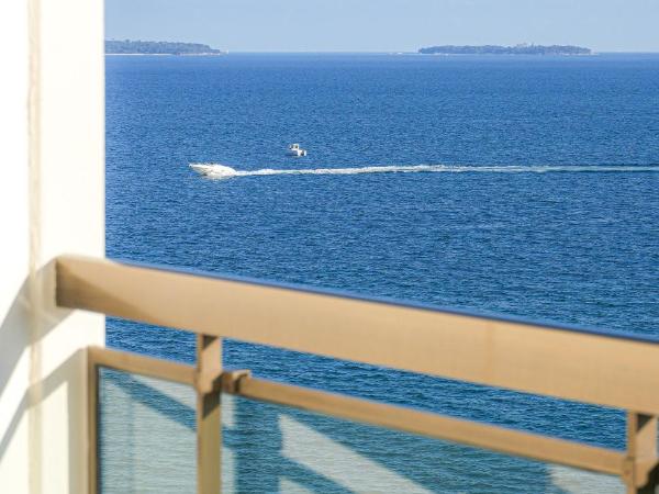 Pullman Cannes Mandelieu Royal Casino : photo 10 de la chambre suite supÉrieure avec 1 lit king-size et terrasses - vue panoramique sur mer et baie de cannes