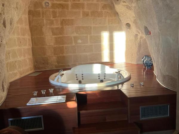 Locus Amoenus : photo 9 de la chambre chambre lit king-size avec baignoire spa