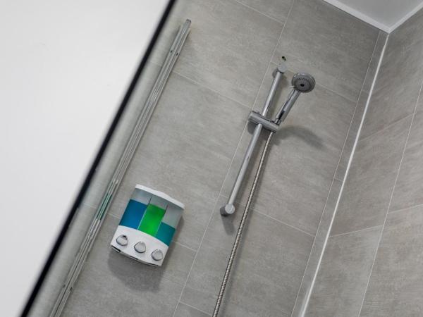 Castlereagh guest House : photo 9 de la chambre chambre triple Économique avec salle de bains commune