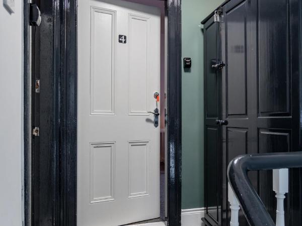 Castlereagh guest House : photo 3 de la chambre chambre triple Économique avec salle de bains commune