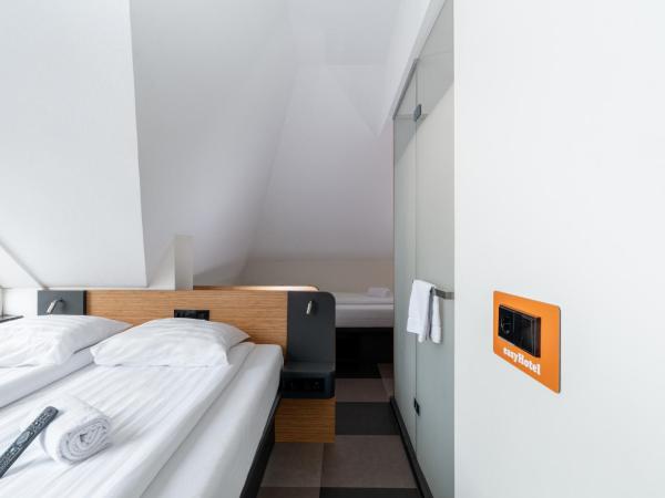 easyHotel Maastricht City Centre : photo 3 de la chambre petite chambre familiale quadruple