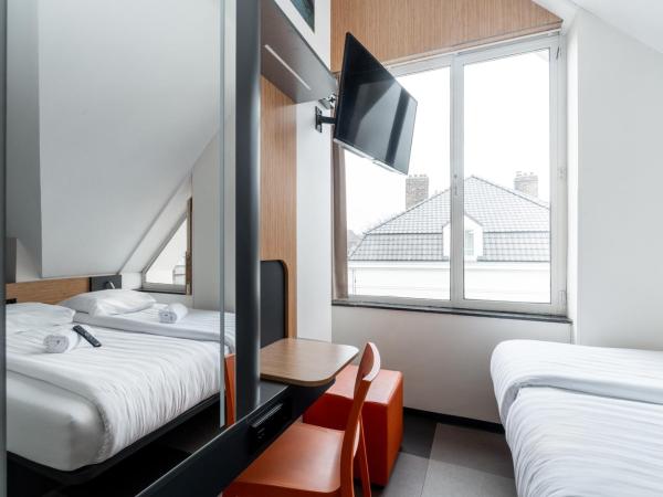 easyHotel Maastricht City Centre : photo 2 de la chambre petite chambre familiale quadruple
