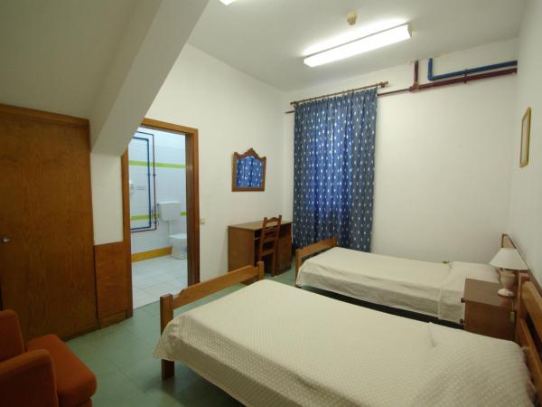 HI Faro - Pousada de Juventude : photo 3 de la chambre chambre lits jumeaux avec salle de bains privative