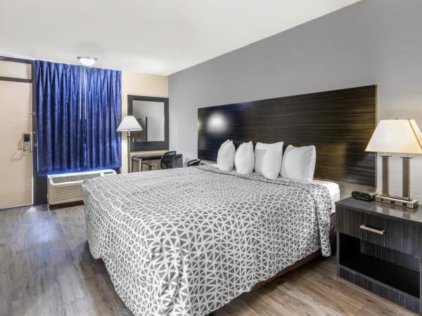 Suburban Studios International Drive : photo 3 de la chambre chambre lit king-size - accessible aux personnes à mobilité réduite