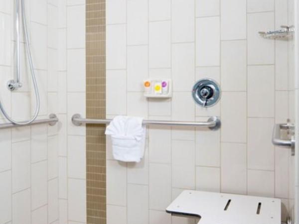 Hyatt Place San Antonio Northwest/Medical Center : photo 1 de la chambre chambre lit king-size pour personnes à mobilité réduite avec canapé-lit et baignoire adaptée