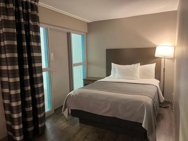 Travelodge Hotel by Wyndham Saskatoon : photo 4 de la chambre studio family suite with three queen beds - non-smoking