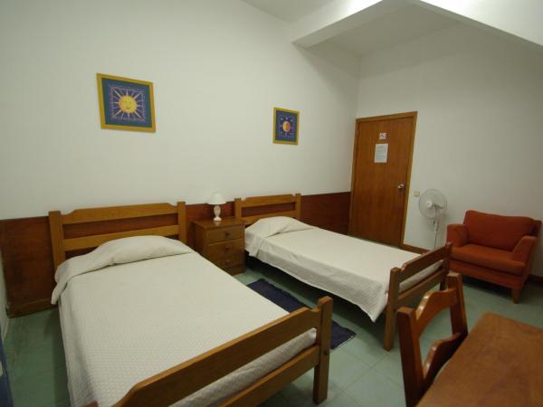 HI Faro - Pousada de Juventude : photo 4 de la chambre chambre lits jumeaux avec salle de bains privative