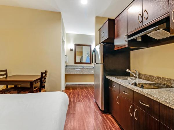 Americas Best Value Inn - FM 529 : photo 3 de la chambre chambre double deluxe (2 adultes + 1 enfant)