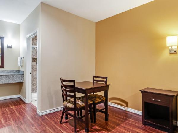 Americas Best Value Inn - FM 529 : photo 4 de la chambre studio lit king-size deluxe