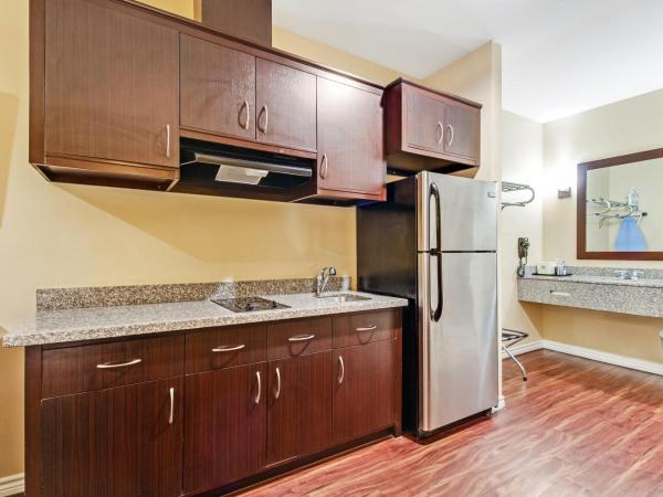 Americas Best Value Inn - FM 529 : photo 1 de la chambre studio lit king-size deluxe