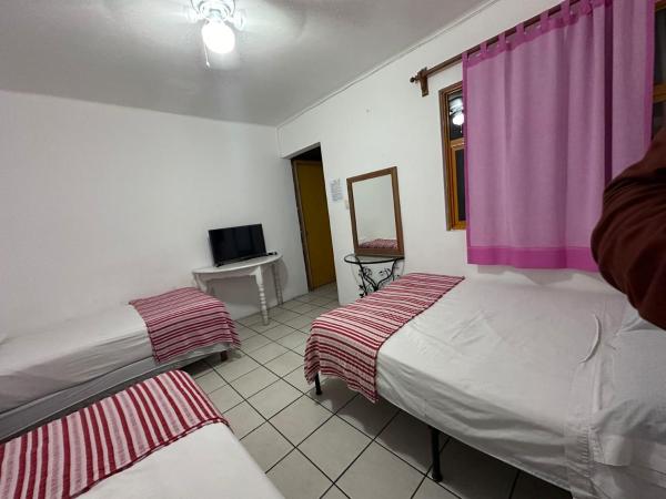 Hostal Zipolite Arteaga : photo 3 de la chambre chambre triple avec salle de bains privative