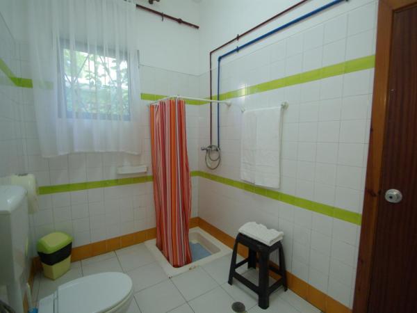 HI Faro - Pousada de Juventude : photo 6 de la chambre chambre lits jumeaux avec salle de bains privative