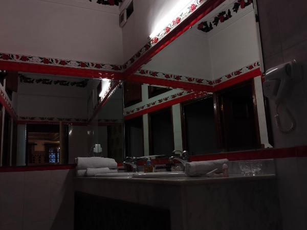 PALAIS LARAICHI Riad la porte bleue suites : photo 3 de la chambre suite supérieure lit king-size