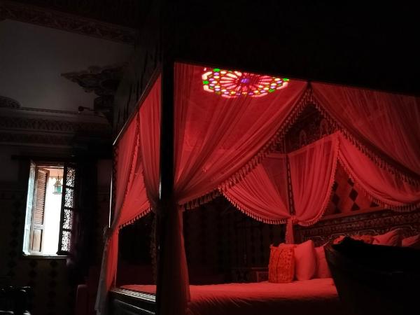 PALAIS LARAICHI Riad la porte bleue suites : photo 6 de la chambre suite supérieure lit king-size