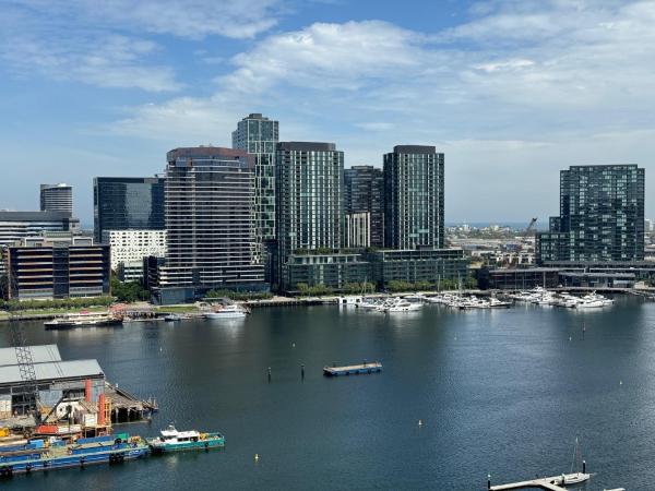 AKOM AT Docklands : photo 3 de la chambre two-bedroom apartment with views and two bathrooms - getaway