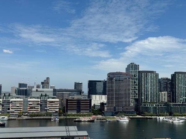 AKOM AT Docklands : photo 1 de la chambre appartement 3 chambres de luxe avec 2 salles de bains - vue sur port 
