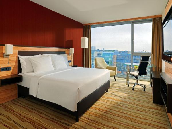 Courtyard by Marriott Duesseldorf Hafen : photo 8 de la chambre chambre lit king-size standard avec vue sur le port
