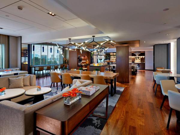 Renaissance Kuala Lumpur Hotel & Convention Centre : photo 4 de la chambre chambre king de luxe avec accès au salon club