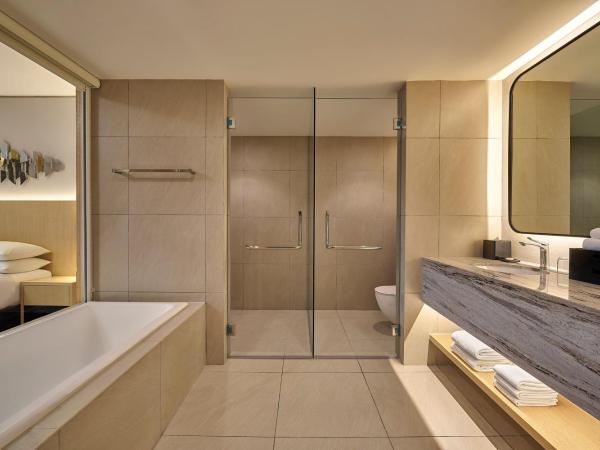 Renaissance Kuala Lumpur Hotel & Convention Centre : photo 8 de la chambre family suite with king and two twin beds