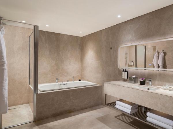 Crowne Plaza Istanbul - Ortakoy Bosphorus, an IHG Hotel : photo 4 de la chambre suite pont