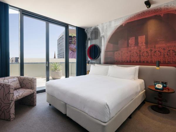 Hotel Indigo Sydney Potts Point, an IHG Hotel : photo 3 de la chambre one-bedroom suite with city skyline view and terrace access