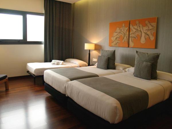 Hotel Carris Marineda : photo 1 de la chambre chambre triple avec parking