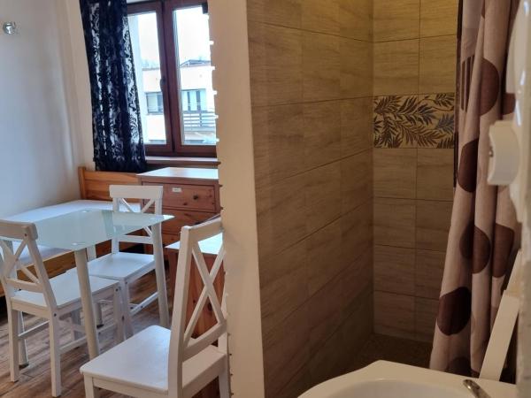 Hostel Rumiankowy Airport Hostel : photo 4 de la chambre chambre familiale avec douche