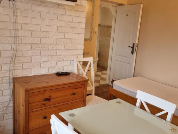 Hostel Rumiankowy Airport Hostel : photo 5 de la chambre chambre familiale avec douche