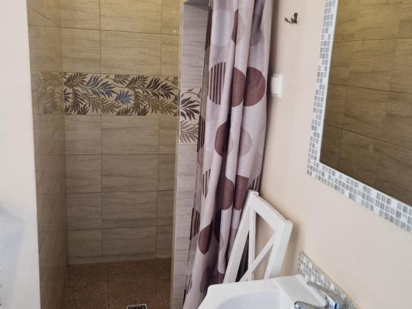 Hostel Rumiankowy Airport Hostel : photo 3 de la chambre chambre familiale avec douche