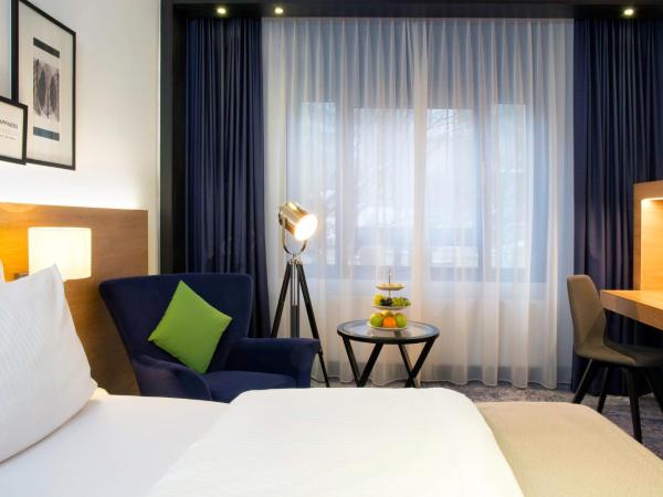 Holiday Inn Stuttgart, an IHG Hotel : photo 4 de la chambre chambre lit queen-size standard avec baignoire et douche combinées