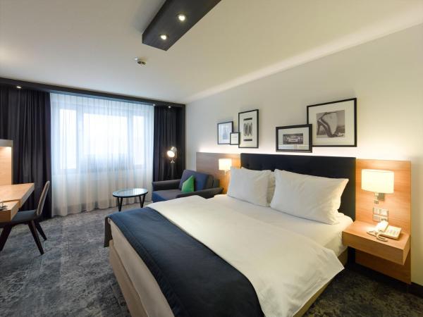 Holiday Inn Stuttgart, an IHG Hotel : photo 9 de la chambre chambre lit queen-size standard - dernier Étage