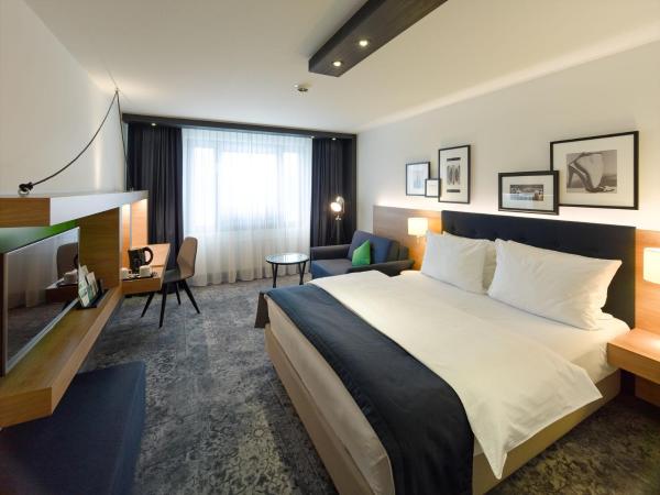 Holiday Inn Stuttgart, an IHG Hotel : photo 7 de la chambre chambre lit queen-size standard - dernier Étage