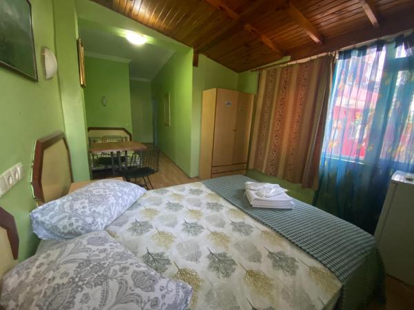 Camel Hotel & Apart : photo 2 de la chambre chambre triple avec salle de bains privative