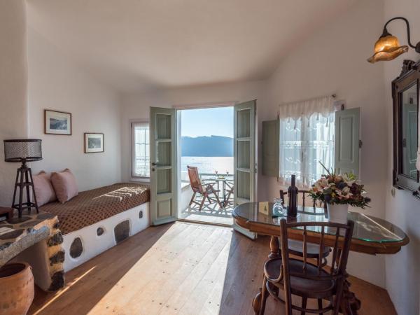 Fanari Villas : photo 2 de la chambre suite supérieure avec baignoire spa privée et vue sur la caldeira