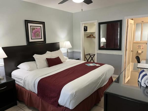 The Grand Resort and Spa & Worthington All Male : photo 1 de la chambre chambre lit king-size - vue sur jardin