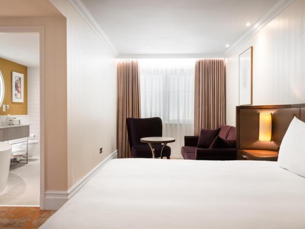 Hilton London Hyde Park : photo 3 de la chambre grande chambre lit king-size supérieure avec canapé-lit