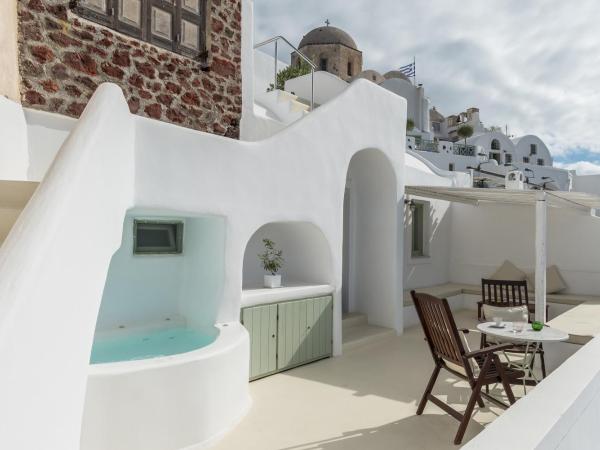 Fanari Villas : photo 7 de la chambre suite sénior avec baignoire spa privée et vue sur la caldeira