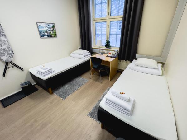 Hostel Hermanni : photo 2 de la chambre chambre lits jumeaux avec salle de bains commune
