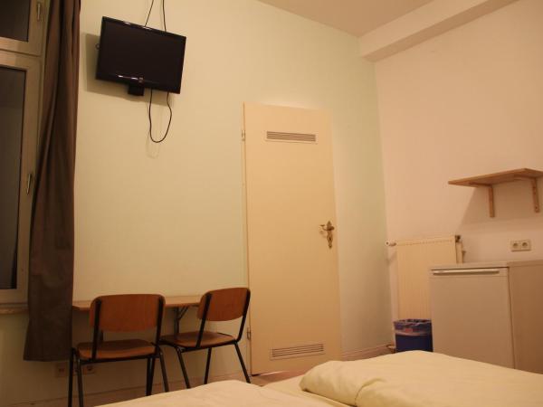 Buch-Ein-Bett Hostel : photo 4 de la chambre  chambre double avec salle de bains privative