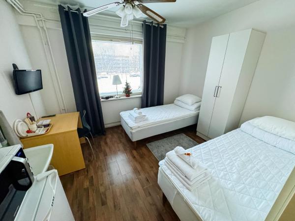 Hostelli Matkustajakoti : photo 1 de la chambre chambre lits jumeaux avec salle de bains commune