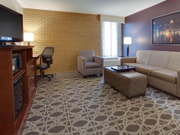 Drury Inn & Suites Louisville East : photo 1 de la chambre suite lit king-size avec canapé-lit