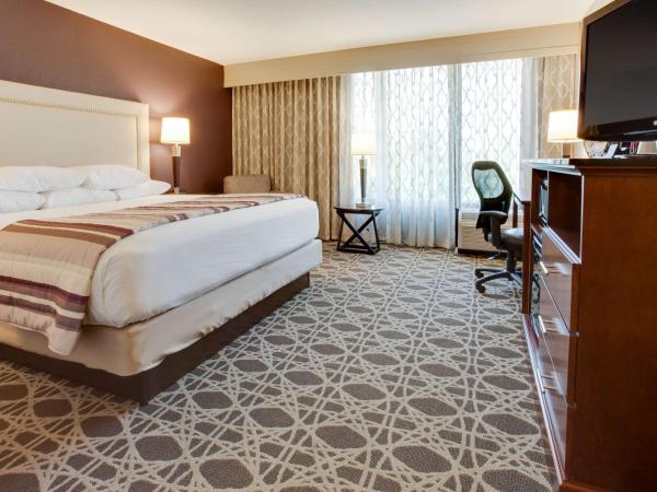 Drury Inn & Suites Louisville East : photo 1 de la chambre chambre lit king-size deluxe