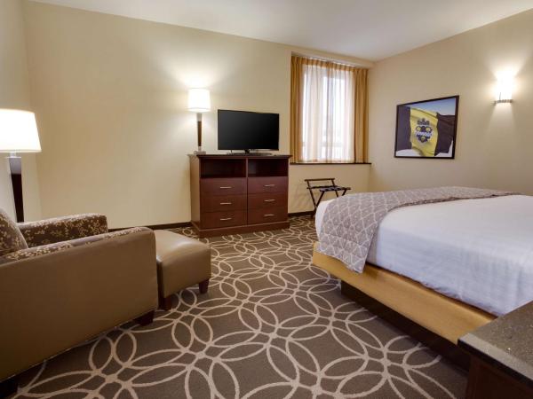 Drury Plaza Hotel Pittsburgh Downtown : photo 1 de la chambre suite lit king-size deluxe avec canapé-lit
