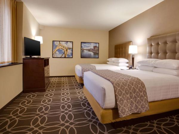 Drury Plaza Hotel Pittsburgh Downtown : photo 1 de la chambre suite avec 2 lits queen-size et canapé-lit