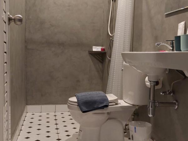 HOUSEMODE - BAANYAI @ Wongwian Yai : photo 1 de la chambre chambre standard lit queen-size