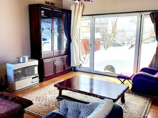 川と森の静かな街に朝陽の見える部屋 無料駐車場 : photo 2 de la chambre chambre quadruple avec salle de bains commune