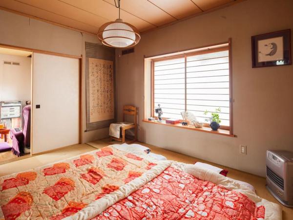 川と森の静かな街に朝陽の見える部屋 無料駐車場 : photo 7 de la chambre chambre quadruple avec salle de bains commune