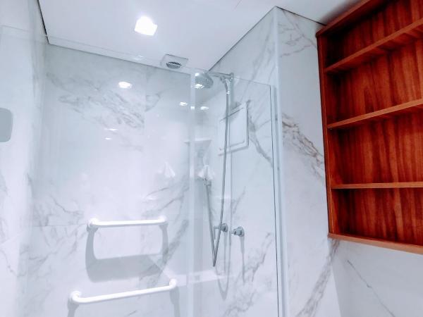 Hotel MRC PINHEIROS- The Best Excellence Duplex Studio - Red Velvet Deluxe Edition - First Class - By LuXXoR : photo 3 de la chambre studio lit queen-size de luxe