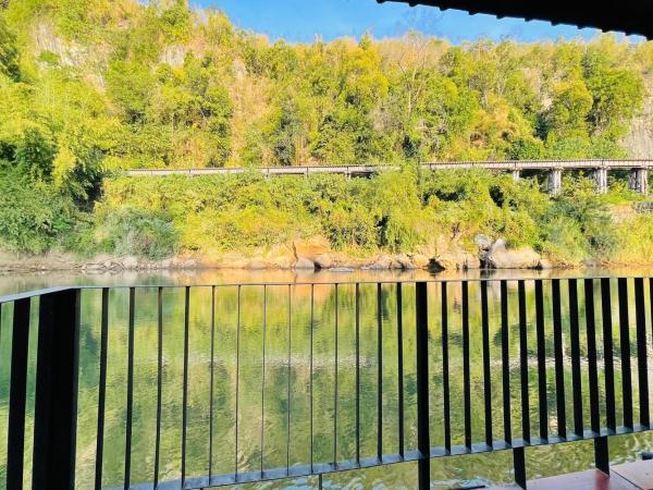 Baan Rim Kwai Paerimnam Resort : photo 4 de la chambre chambre double ou lits jumeaux deluxe - vue sur rivière