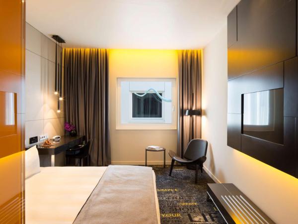 art'otel amsterdam, Powered by Radisson Hotels : photo 1 de la chambre chambre lit king-size art